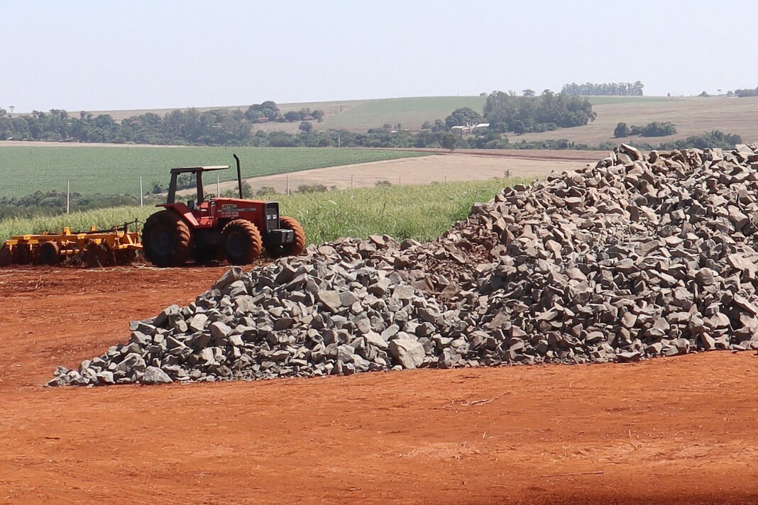 trator-transporte-terra-material-construcao-neutra-Emerson-Dias-2