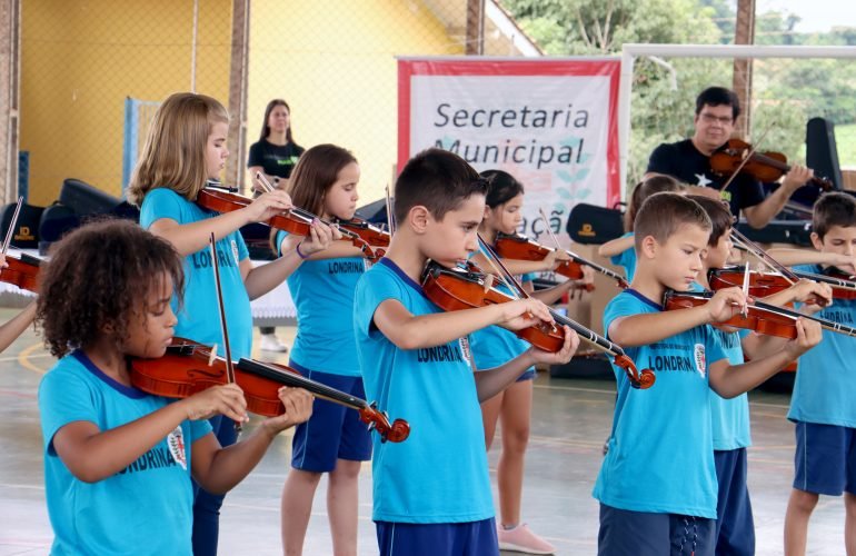 violinos-para-estudantes-projeto-Orquestrando-o-Futuro-Emerson-Dias-1-770x500-1